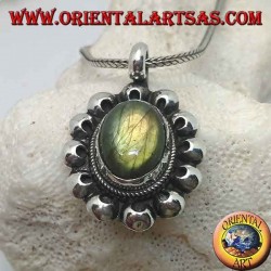 Silberblumenanhänger mit ovalem Cabochon-Labradorit, umgeben von Lochscheiben