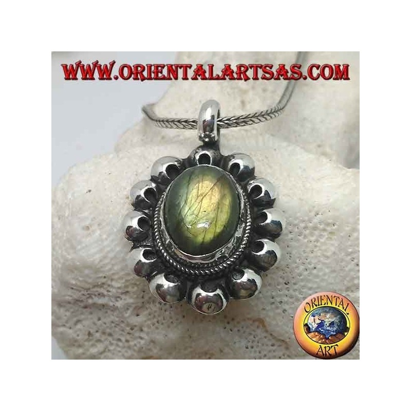 Ciondolo in argento a fiore con labradorite ovale a cabochon contornata da dischetti traforat