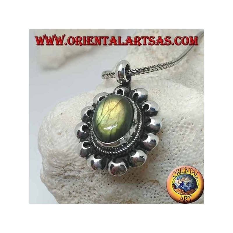 Colgante de flores de plata con labradorita oval cabujón rodeado de discos perforados