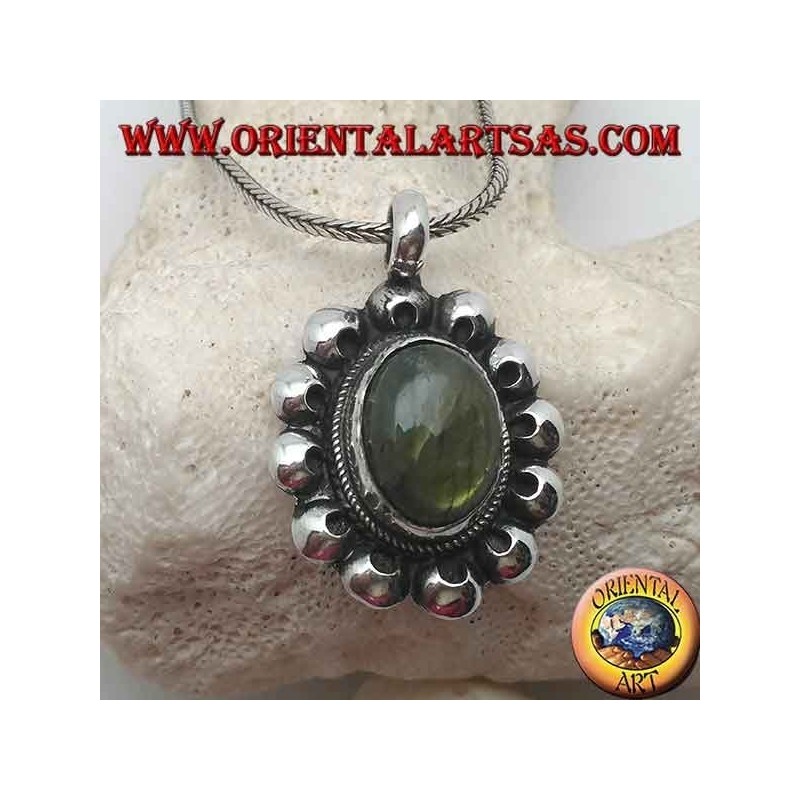 Pendentif fleur en argent avec labradorite cabochon ovale entouré de disques perforés