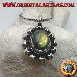 Silberblumenanhänger mit ovalem Cabochon-Labradorit, umgeben von Lochscheiben