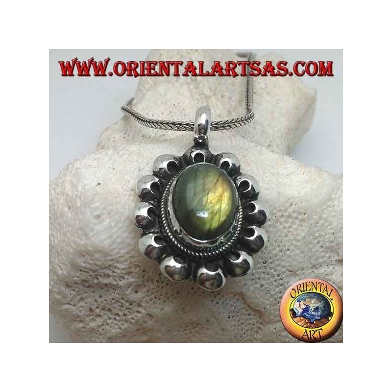 Ciondolo in argento a fiore con labradorite ovale a cabochon contornata da dischetti traforat