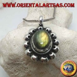Silberblumenanhänger mit ovalem Cabochon-Labradorit, umgeben von Lochscheiben