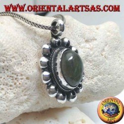 Colgante de flores de plata con labradorita oval cabujón rodeado de discos perforados