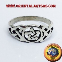 Anello pentacolo con nodo celtico in argento