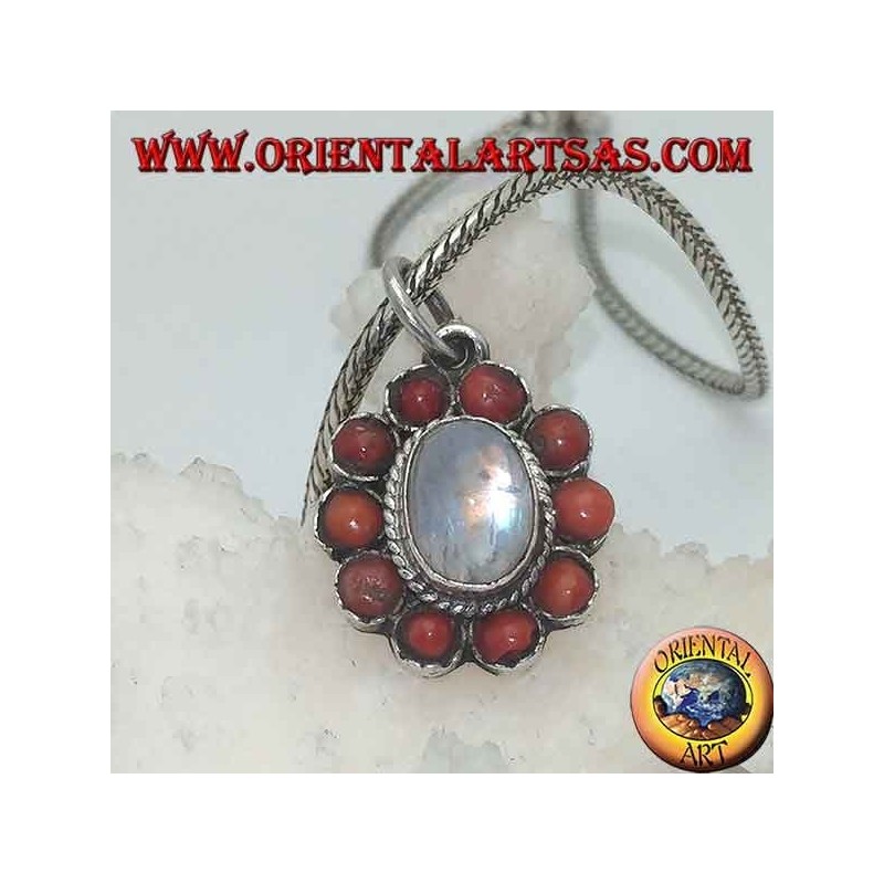 Ciondolo in argento a fiore con pietra di luna arcobaleno cabochon e coralli tibetani a petali