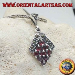 Pendentif losange en argent avec neuf grenats et entouré de marcassites en haut