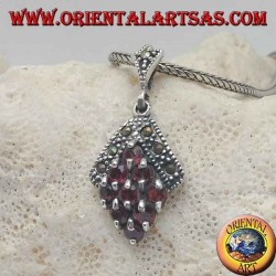 Pendentif losange en argent avec neuf grenats et entouré de marcassites en haut