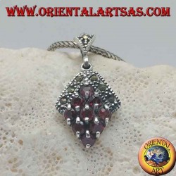 Pendentif losange en argent avec neuf grenats et entouré de marcassites en haut