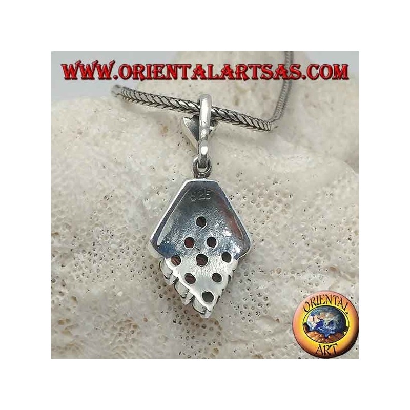 Pendentif losange en argent avec neuf grenats et entouré de marcassites en haut