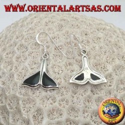 Silberne Ohrringe in Form eines Walschwanzes mit Onyx