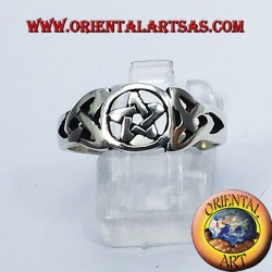 Anello pentacolo con nodo celtico in argento
