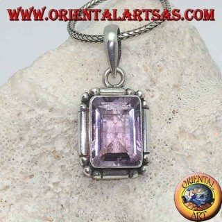 Pendentif en argent avec une splendide améthyste rectangulaire naturelle sur un cadre simple avec des boules aux coins