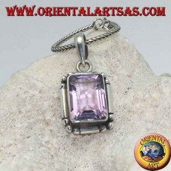 Pendentif en argent avec une splendide améthyste rectangulaire naturelle sur un cadre simple avec des boules aux coins