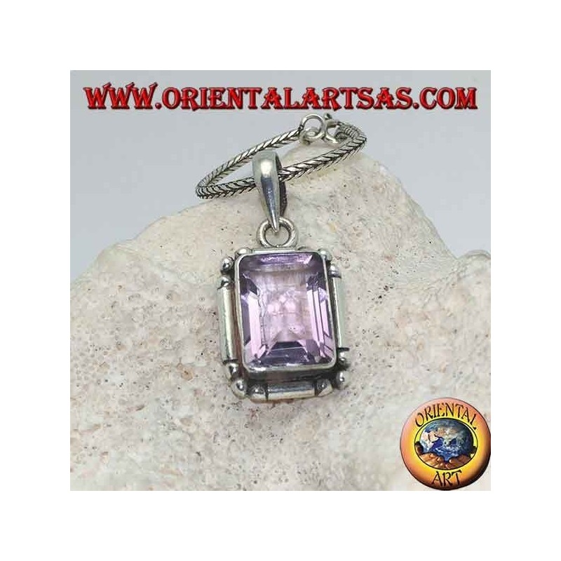 Pendentif en argent avec une splendide améthyste rectangulaire naturelle sur un cadre simple avec des boules aux coins
