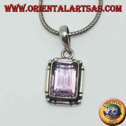 Colgante de plata con una hermosa amatista rectangular natural en un marco simple con bolas en las esquinas