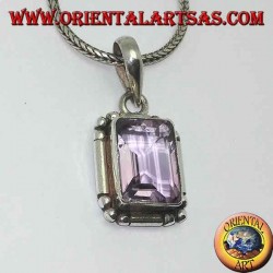 Pendentif en argent avec une splendide améthyste rectangulaire naturelle sur un cadre simple avec des boules aux coins