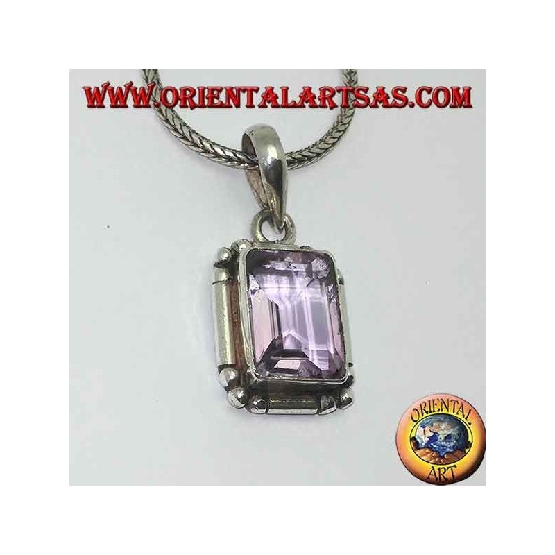 Pendentif en argent avec une splendide améthyste rectangulaire naturelle sur un cadre simple avec des boules aux coins