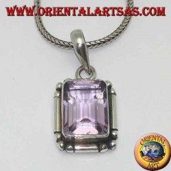 Silberanhänger mit einem herrlichen natürlichen rechteckigen Amethyst auf einem einfachen Rahmen mit Kugeln an den Ecken