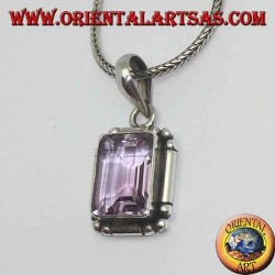 Colgante de plata con una hermosa amatista rectangular natural en un marco simple con bolas en las esquinas