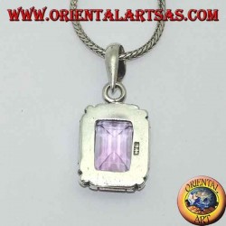 Colgante de plata con una hermosa amatista rectangular natural en un marco simple con bolas en las esquinas