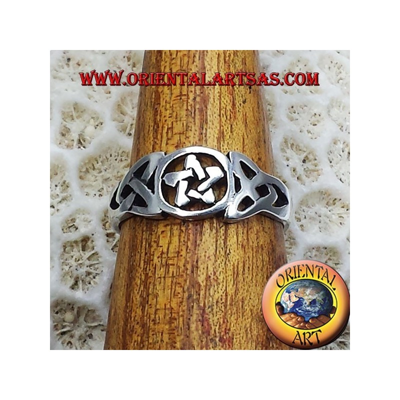 Anello in argento 925 con pentacolo centrale e Nodi di Tyrone (nodi celtici a quattro punte) traforati.
