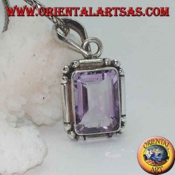 Pendentif en argent avec une splendide améthyste rectangulaire naturelle sur un cadre simple avec des boules aux coins