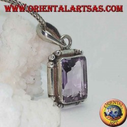 Silberanhänger mit einem herrlichen natürlichen rechteckigen Amethyst auf einem einfachen Rahmen mit Kugeln an den Ecken