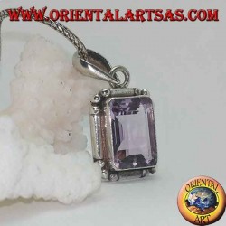 Pendentif en argent avec une splendide améthyste rectangulaire naturelle sur un cadre simple avec des boules aux coins