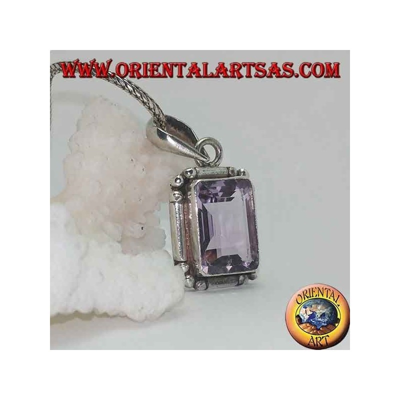 Pendentif en argent avec une splendide améthyste rectangulaire naturelle sur un cadre simple avec des boules aux coins