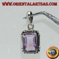 Pendentif en argent avec une splendide améthyste rectangulaire naturelle sur un cadre simple avec des boules aux coins