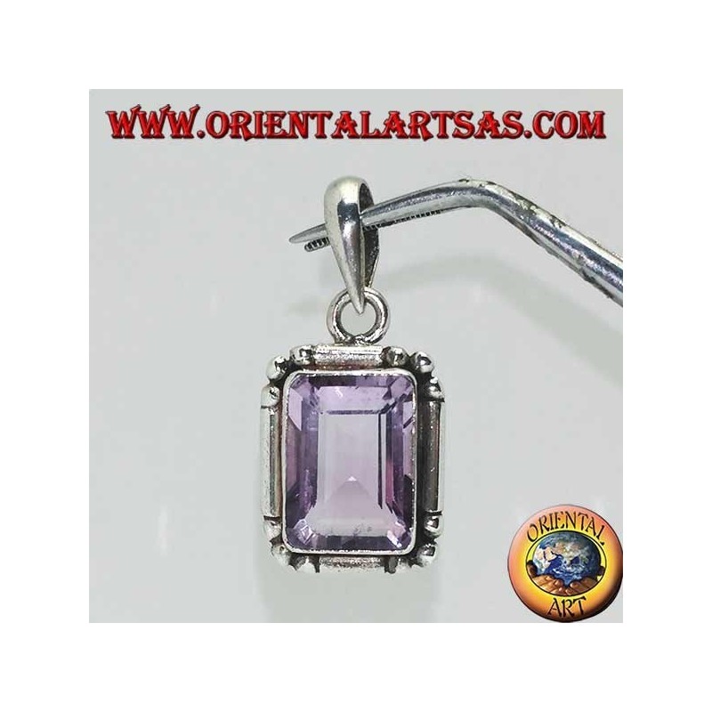 Pendentif en argent avec une splendide améthyste rectangulaire naturelle sur un cadre simple avec des boules aux coins