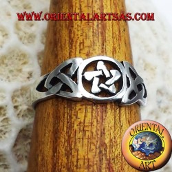 Anello pentacolo con nodo celtico in argento