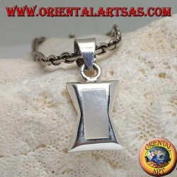 Colgante de plata en forma de rectángulo cóncavo en el centro con nácar rectangular