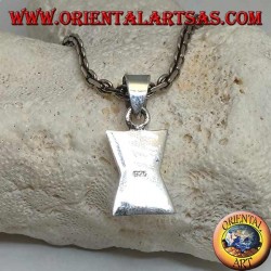 Colgante de plata en forma de rectángulo cóncavo en el centro con nácar rectangular