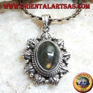 Colgante de plata con cabujón de labradorita ovalado rodeado de trenza y hoja y bola alterna