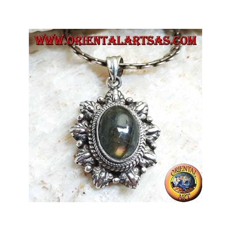 Ciondolo in argento con labradorite ovale cabochon contornata da treccia e foglia e pallina alternata