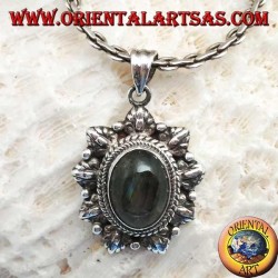 Pendentif en argent avec une labradorite cabochon ovale entourée d'une tresse et d'une feuille et d'une boule alternée