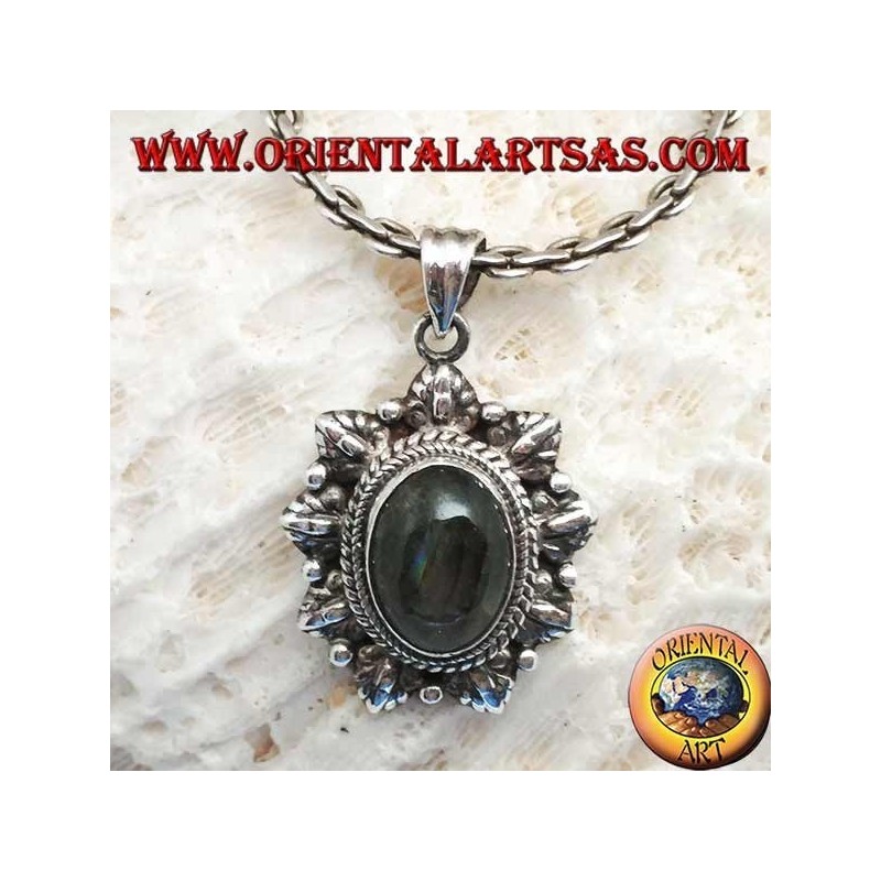 Ciondolo labradorite ovale contornata da treccia e foglie in argento