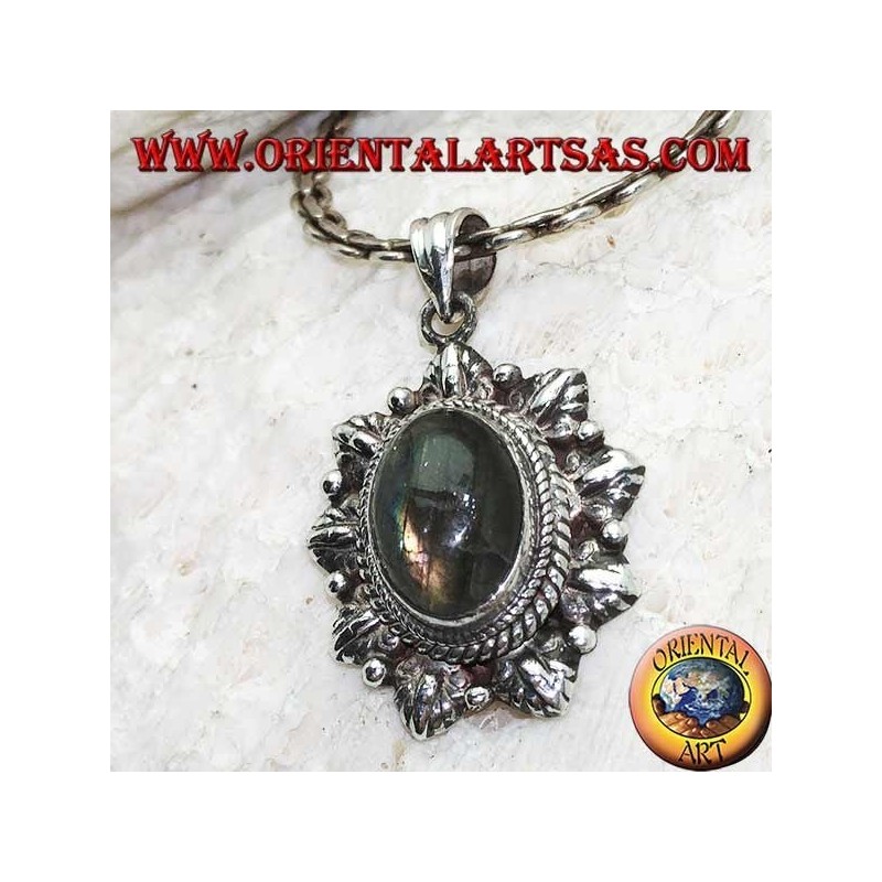 Pendentif en argent avec une labradorite cabochon ovale entourée d'une tresse et d'une feuille et d'une boule alternée