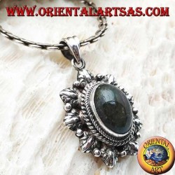 Silberanhänger mit ovalem Cabochon-Labradorit, umgeben von Geflecht und Blatt und abwechselnder Kugel