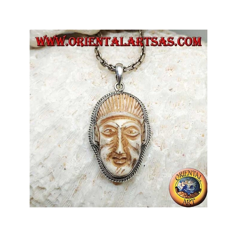 Colgante de plata con una cara cameo en un colmillo