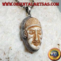 Pendentif en argent avec un camée visage sur un croc