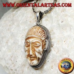 Pendentif en argent avec un camée visage sur un croc