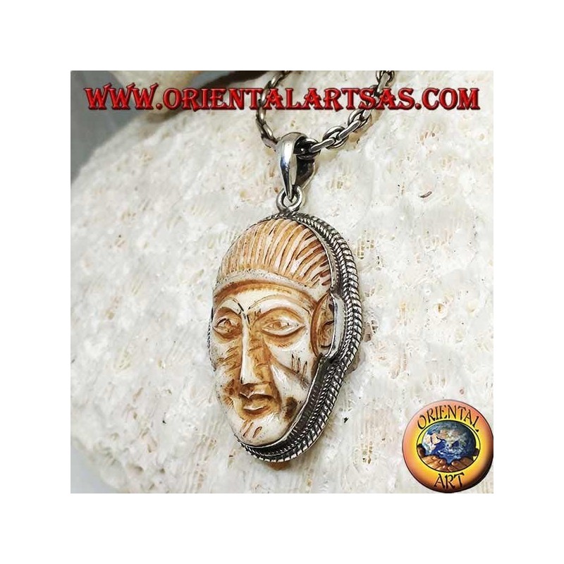 Colgante de plata con una cara cameo en un colmillo