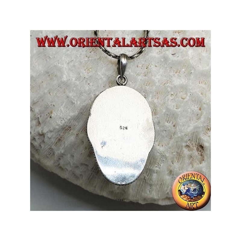Colgante de plata con una cara cameo en un colmillo