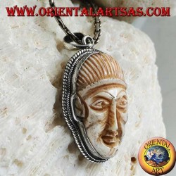 Pendentif en argent avec un camée visage sur un croc