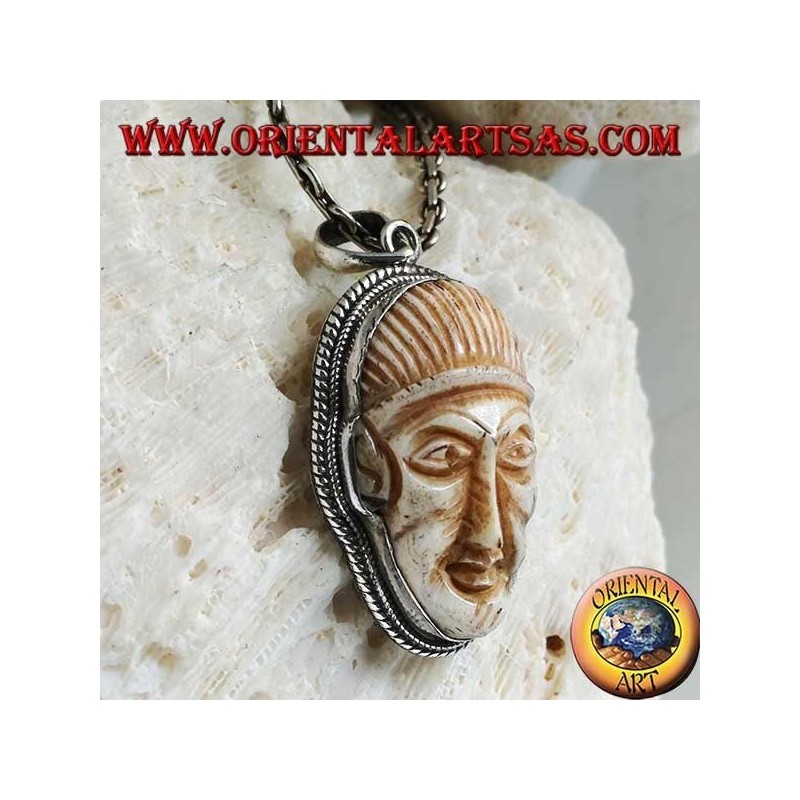 Pendentif en argent avec un camée visage sur un croc