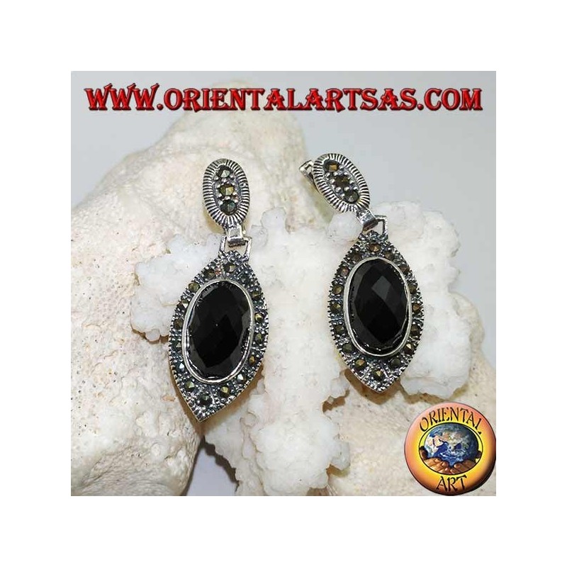 Boucles d'oreilles en argent avec onyx à facettes ovales entourées de marcassite et fermoir à lobes