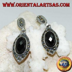 Boucles d'oreilles en argent avec onyx à facettes ovales entourées de marcassite et fermoir à lobes